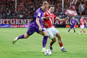 Erzgebirge Aue verliert Ostderby bei Energie Cottbus: Strittige Elfmeter-Szene sorgt für Entscheidung - Der FC Erzgebirge Aue hat ein umkämpftes Derby gegen Energie Cottbus verloren. Die Mannschaft um Jannic Ehlers (links) hatte erneut einen ordentlichen Auftritt hingelegt.