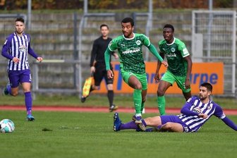 Erzgebirge Aue verliert Test gegen Fürth - Dimitrij Nazarov (r.) versucht, dem Fürther Timothy Tillmann den Ball abzunehmen. 