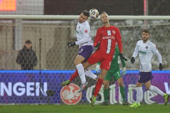 Erzgebirge Aue verliert trotz Führung beim TSV Havelse: Härtels Ende? - Der FCE, hier mit Anthony Barylla (links) im Kopfballduell, verliert auch gegen Havelse.