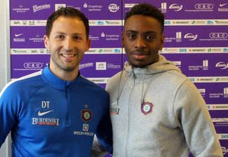 Erzgebirge Aue verpflichtet 19-Jährigen - Moise Ngwisani mit FCE-Trainer Domenico Tedesco.