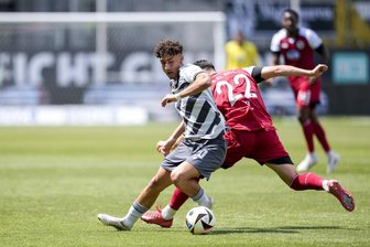 Erzgebirge Aue verpflichtet Luan Simnica - Luan Simnica (vorn) in Aktion.