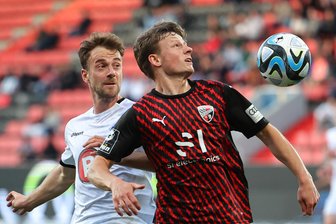 Erzgebirge Aue verpflichtet weiteren Spieler vom FC Ingolstadt - Der Ex-Ingolstädter Moritz Seiffert, im Duell mit dem Mannheimer Lukas Klünter (l.) wechselt ins Lößnitztal.