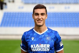 Erzgebirge Aue: Verteidiger Carlson kommt vom KSC -            Dirk Carlson posiert bei einem Fototermin.