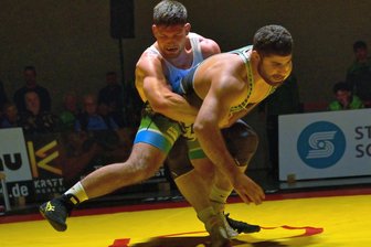 Erzgebirge Aue: Vom Exoten aus Japan bis zum Kapitän mit ehrgeizigem Ziel - die Mischung macht’s - Veilchenringer Connor Sammet (l.) hat gegen Nürnbergs Enes Acarer im 130-Kilogramm-Limit einen 0:3-Rückstand aufgeholt und seinen Kampf gewonnen.