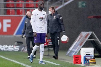 Erzgebirge Aue vor dem Abstieg - Aufholjagd erneut ohne Happy End - Ein früher Knackpunkt der Partie: Prince Owusu schleicht nach dem Platzverweis vom Feld.