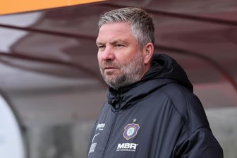 Erzgebirge Aue vor drohendem Abstieg: Kaderplanung liegt auf Eis - Sportgeschäftsführer Michael Tarnat ist erst seit Januar im Amt, hat allerdings schon schwierige Monate hinter sich.