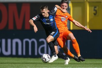 Erzgebirge Aue wacht beim 0:1 in Paderborn erneut zu spät auf - Paderborns Philipp Klement (l) im Kampf um den Ball mit Nicolai Rapp (r) aus Aue