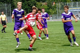 Erzgebirge Aue: Warum den Veilchen der U 19 eine gute Halbzeit zum Saisonauftakt nicht reicht - Veilchen Hugo Kaps (l.) hindert seinen Gegenspieler in dieser Szene am Abschluss.