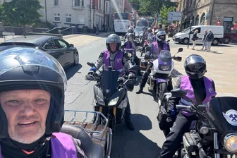 Erzgebirge Aue: Warum die Veilchenbiker zum Schluss Wehmut beschleicht – und was die Moto Guzzi macht - Die Veilchenbiker – gut zu erkennen an ihren lilafarbenen Westen – sind aus Nordirland abgereist und wohlbehalten in der Heimat angekommen.