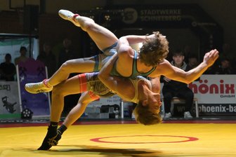 Erzgebirge Aue: Warum die Veilchenringer für das Ostderby mehr denn je auf ihre Fanschar bauen - Der Auer Mark Wagner (unten) dominierte Fabian Wiesemann aus Lübtheen teils nach Belieben.