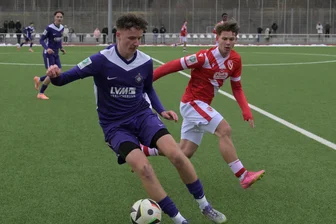 Erzgebirge Aue: Warum es bei den jungen Veilchen nur für die untere Tabellenhälfte reicht - Luis Pohlenz schirmt den Ball in dieser Szene vor seinem Cottbusser Gegenspieler ab.