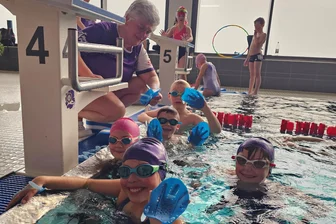 Erzgebirge Aue: Was ein Trainer-Urgestein am meisten motiviert - Inmitten der jungen Sportler fühlt sie sich wohl: Ulrike Mende liebt die Arbeit mit den Schwimmtalenten des FCE Aue.