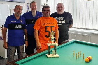 Erzgebirge Aue: Was es mit dem Grubenpeterpokal der Billardkegler auf sich hat - Waren die Besten beim Grubenpokal (v. l. n. r.): Roland Karg, Pokalsieger Jörg Reinhold-Jähnel, Peter Kirst und Jens Schwarz.