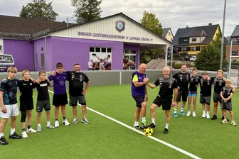 Erzgebirge Aue: Wie die Veilchenringer den Fußballern Konkurrenz machen - Lothar Lässig (Mitte links) und Markus Löffler haben für die Ringer des FC Erzgebirge Aue tief in die Tasche gegriffen und ein Fußballfeld für die Talente mitfinanziert.
