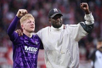 Erzgebirge Aue will nach wichtigem Heimsieg demütig bleiben – Siegtorschütze Weinhauer will mehr - Erik Weinhauer (links) war der gefeierte Mann nach dem 4:3-Sieg im Sieben-Tore-Spektakel. Er traf in allerletzter Sekunde und wurde anschließend von Fans und Mitspielern, hier Jamilu Collins (rechts), gefeiert. Bereits am 3:3-Ausgleich kurz zuvor war er beteiligt und ebnete so überhaupt den Weg zum wichtigen Heimdreier.