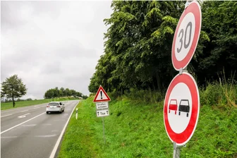 Erzgebirge: Auf Bundesstraße 93 und Autobahnzubringer gilt bald Tempo 30 - Das Tempo-30-Schild am Auer Autobahnzubringer steht schon bereit.
