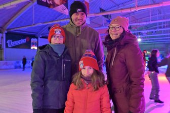 Erzgebirge: Auftakt für Eisdiscos in diesem Jahr - Familie Beyer aus Elterlein war bei der Eisdisco dabei (v. l.) Noah, Sebastian, Andrea und vorn Pauline.