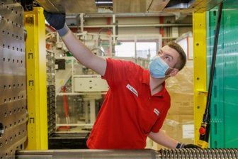 Erzgebirge: Ausbildungsmarkt verzeichnet nach Corona-Einbruch wieder Zuwachs - Florian Ruppert ist Verfahrensmechaniker. Was ihn an seinem Beruf fasziniert, ist die Arbeit mit großen und modernen Maschinen. 