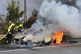 Erzgebirge: Auto brennt auf A 72 bei Stollberg – Vollsperrung am Morgen - Ein Auto hat an der A 72 in Fahrtrichtung Hof nahe Stollberg gebrannt.
