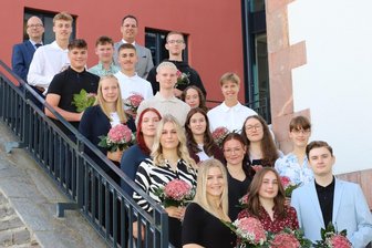 Erzgebirge: Azubis und Studierende starten im Landratsamt - Landrat Rico Anton (hinten rechts) und der Beigeordnete Peter Leichsenring (hinten links) haben die neuen Azubis und Studenten im Landratsamt begrüßt.