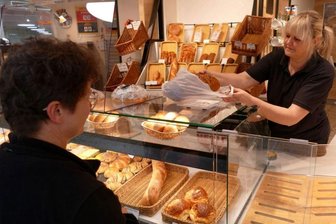 Auch zu später Stunde hat Sylvia Roscher, die in der Filiale der Bäckerei Nestler im Zschopauer Kaufland arbeitet, noch frisches Brot für die Kunden parat.