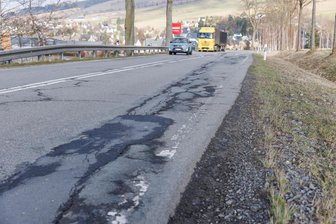 Erzgebirge: Baumschnittarbeiten führen ab Montag zu Verkehrsbehinderungen - An der Straße zwischen Königswalde und der Kreuzung „Morgensonne“ finden nächste Woche Baumschnittarbeiten statt.