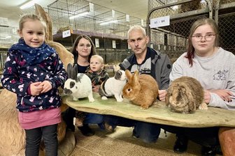 Erzgebirge: Bei Familie Teumer dreht sich alles um Kaninchen – und das schon seit Generationen - Kaninchenzucht als Familienhobby: Opa Jörg Teumer mit Tochter Jenny sowie ihren Kindern Jim und Lucy (l.). Yosephin (r.) ist die Tochter seines Neffen.