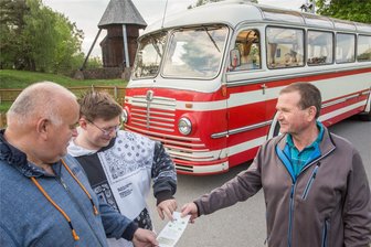 Erzgebirge: Bei Oldtimertreffen stehen Kraftomnibusse im Mittelpunkt - Rüdiger Partzsch, Niklas Beck und Lothar Fritzsche vom Dorfverein Lauta (v. l.) vor einem 1951 gebauten Büssing-Bus: Das Fahrzeug steht dieses Jahr für das Motto des Oldtimertreffens.