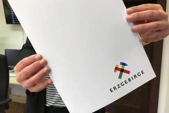 Erzgebirge bekommt gemeinsame Dachmarke - Das ist das Logo für die gemeinsame Dachmarke unter der das Erzgebirge als Region künftig noch besser vermarktet werden soll. Die Vorstellung fand auf dem Fichtelberg statt. 