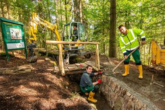 Erzgebirge: Beliebter Wanderweg am Grünen Graben bleibt weiter gesperrt - Stefan Körner, Tino Bernd und Tomas Moravcsik (v. l.) errichten im Bereich des letzten Bauabschnitts eine sogenannte Pioniermauer.