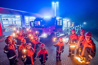 Erzgebirge: Besonderes Geburtstagsgeschenk für Seiffener Feuerwehr - Die Jugendfeuerwehr bereitete dem neuen Fahrzeug mit Fackeln einen stimmungsvollen Empfang.