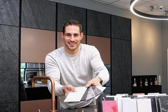 Erzgebirge bietet: Den Mann für die perfekte Küche - Im neuen Küchenstudio von "Novus Culina" in Raschau zeigt Inhaber Enrico Schmidt einige der vielfältigen Materialvarianten für die Gestaltung von Küchen mit Fronten oder Arbeitsplatten. 