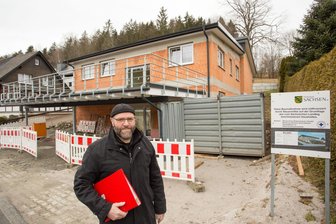 Erzgebirge: Blaues Kreuz errichtet Neubau - Udo Glöckner vor dem Neubau in Schindelbach.
