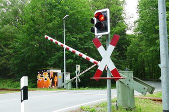 Erzgebirge: Blitzeinschlag führt zu Störungen an mehreren Bahnübergängen - Ein Blitzeinschlag hat am Sonntag mehrere Bahnanlagen zwischen Zschopau und Warmbad außer Betrieb gesetzt. An der Straßenquerung der Straße Im Grund liefen am Montag die Reparaturen an.