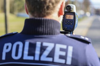 Erzgebirge: BMW fast doppelt so schnell auf der B 174 wie erlaubt unterwegs - Die Polizei hat auf der B 174 die Geschwindigkeit gemessen.