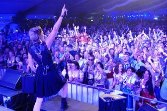 Erzgebirge: „Börnschen United“ sorgt schon vor dem großen Jubiläum für Spektakel - Dem Auftritt von Anna-Maria Zimmermann beim vergangenen Oktoberfest will der Börnichener Jugendclub in diesem Jahr gleich mehrere Highlights folgen lassen.