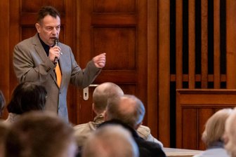 Erzgebirge: Bürgermeister legt Landratsamt Millionen-Sparplan für Gornsdorf vor - Der Gornsdorfer Bürgermeister Michael Tägl legt das Sparkonzept nun dem Landratsamt vor.