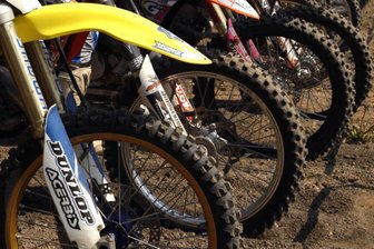 Erzgebirge: Cross-Motorräder und E-Bike im Gesamtwert von 23.000 Euro gestohlen - Aus einer Garage in Thermalbad-Wiesenbad wurden zwei Cross-Motorräder gestohlen.