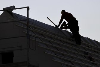Erzgebirge: Dachdecker erhalten mehr Lohn - Dachdecker im Erzgebirgskreis bekommen ab diesem Monat mehr Geld.