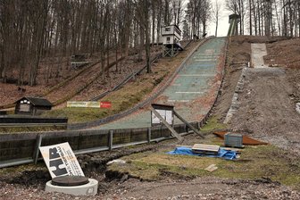Erzgebirge: Dafür gibt es Geld im Sport - Zur Förderung im Erzgebirgskreis gehören Sportbauten, etwa für die Schanzenanlage in Pöhla. Im Februar glich sie einer Bauhalde, im Juli soll die Sanierung beendet sein. Auch in Oberwiesenthal wird kräftig investiert. Viele Vereine und Stützpunkte erhalten ebenso Zuschüsse.