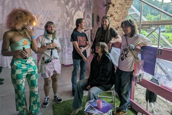 Erzgebirge: Das multimediale Kunstfestival Thalklang geht in die zweite Runde - Eine junge bunte Truppe ist das Kollektiv Rowdyexzess um Joe Maximilian Bach (ganz rechts), das gemeinsam mit dem Grünhainichener Verein Dorftanzkomplott das Festival Thalklang im ehemaligen Federnwerk Wilischthal organisiert.