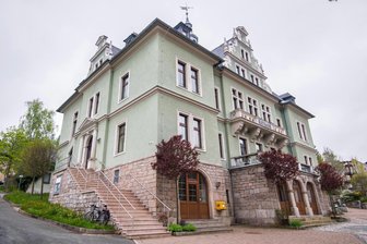 Erzgebirge: Datenschutzbeauftragte ermittelt wegen E-Mails aus Schönheider Rathaus - Aus dem Schönheider Rathaus sollen 2021 und 2022 rechtswidrig Informationen weitergegeben worden sein.