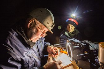 Erzgebirge: Der die Fledermäuse beringt - Harald Tippmann und Carola Bonke waren an der Zählung der Fledermäuse im „Weißen Ofen“ beteiligt.