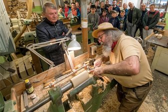 Erzgebirge: Der Herstellung von Holzspielzeug, Massefiguren, Bürsten, Senf und Sauerkraut auf der Spur - Drechslermeister Heiner Stephani (rechts) öffnet zum Tag des traditionellen Handwerks seine Werkstatt.