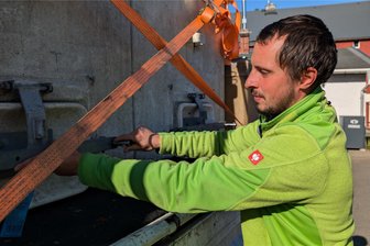 Erzgebirge: Der Silvesterkarpfen in Lichtenberg schwimmt noch im Teich - Ferdinand Schwarze hat viel zu tun: Die Jungfische müssen in die Angelgewässer der Region eingesetzt werden.