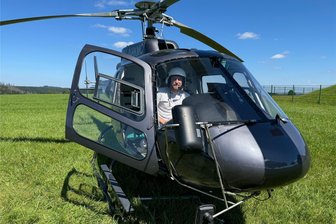 Erzgebirge: Der Wald wird gekalkt - Florian Weber fliegt einen der beiden Hubschrauber, hier kurz vor dem Start in Lengefeld Obervorwerk.