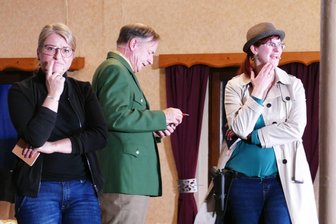 Erzgebirge: Die Hauptkommissarin von Witzschdorf - Die Hauptkommissarinnen Juliane Kramp (Katja Gruhnert, links) und Ruth Klaasen (Désirée Wagner) sowie Polizeiobermeister Liesefeld bildeten das Ermittlerteam.