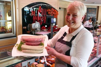 Erzgebirge: Diese besondere Bratwurst gibt es jetzt bei der Fleischerei Göhler - In dieser Woche empfiehlt Steffi Schneider die Gorgonzola-Bratwurst.