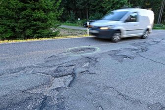 Erzgebirge: Diese Straße wird ab Montag unter Vollsperrung gebaut - Ab Montag soll die marode Straße zwischen Reitzenhain und Steinbach gebaut werden.
