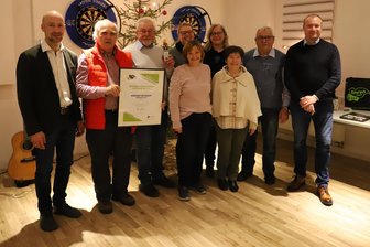 Erzgebirge: Dieser Verein ist mit dem „Ehrenamt des Monats November“ ausgezeichnet worden - Bei der Preisverleihung: Bürgermeister Sebastian Martin (l.) mit dem Vorstand des EZV Crottendorf  Dietrich Schiffel, dem Vorsitzenden Günter Wolf, Michaela Päplow, Martina Wolf, Heike Pelloth, Christel Schiffel und Karl Arnold sowie Frank Wutzler von der Fachstelle Ehrenamt.
